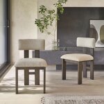 Lot de 2 chaises en chêne massif marron et tissu bouclette beige Lot de 2 chaises en chêne massif marron et tissu bouclette beige