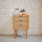 Table de chevet en bois massif et cannage 3 tiroirs