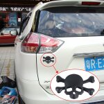 Autocollant universel de voiture en m�tal brillant en forme de cr�ne et d os en croix (noir)