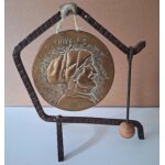 Ancien gong suspendu sur support en fer et son maillet