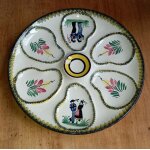 Assiette a huitre en faience henriot quimper france - diamètre 24. 2cm env. - sonneurs / danseurs Assiette a huitre en faience henriot quimper france - diamètre 24. 2cm env. - sonneurs / danseurs