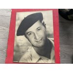 Autographe sur photo d'andr� dassary coiff� d'un b�ret basque