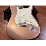 Fender stratocaster � tr�s bon etat avec etui