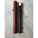 Flte a bec soprano l 32 cm et son etui rigide.
