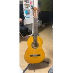 Guitare classique 6 cordes avec pose guitare et accordeur electronique Guitare classique 6 cordes avec pose guitare et accordeur electronique