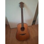 Guitare lag t200d, en bon etat. quelques lgers coups sur le corps mais rien de grave en soi ou qui change ...