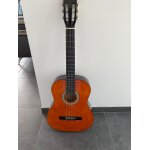 Guitare rarement utilisée avec livre qui explique comment utilisée une guitare Guitare rarement utilisée avec livre qui explique comment utilisée une guitare