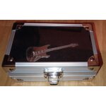 Johnny hallyday petite flightcase avec guitare argentee signee