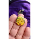 Kiss. badge rond avec ace en gros plan qui tire la langue. visage jaune, noir et rouge avec logo vert. ...