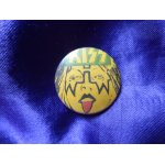 Kiss. badge rond avec ace en gros plan qui tire la langue. visage jaune, noir et rouge avec logo vert. ...