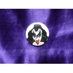 Kiss. badge rond avec gene en gros plan tirant la langue années 70, noir et blanc et langue rouge. 2. ... Kiss. badge rond avec gene en gros plan tirant la langue années 70, noir et blanc et langue rouge. 2. ...