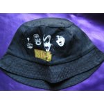 Kiss. bob, chapeau avec les t�tes de peter, ace, gene et paul + logo jaune et rouge. lot 418