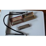 Lot de 3 harmonicas hohner + un porte - harmonica. Lot de 3 harmonicas hohner + un porte - harmonica.