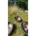 Lot de 7 bols chantants tibetains a but th�rapeutique. 14kgs en tout fa�onner a la main dans les 7 m�taux ...