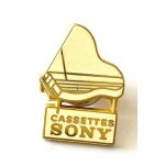 Pins musique cassette sony piano a queue / signé tosca Pins musique cassette sony piano a queue / signé tosca