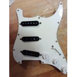 Plaque de guitare statocaster fender equipée de 2 micro yjm (yngwie malmteen) et un micro fender Plaque de guitare statocaster fender equipée de 2 micro yjm (yngwie malmteen) et un micro fender