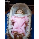 Poup�e en porcelaine avec bo�te a musique berceau