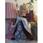 Poup�e porcelaine vintage avec bo�te a musique