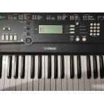 Synth�tiseur avec support et p�dale