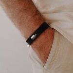 Bracelet en cuir mon petit poids noir (argent rhodi)
