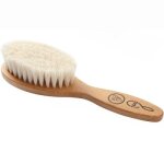 Brosse à cheveux bébé en hêtre rouge et soie de chèvre Brosse à cheveux bébé en hêtre rouge et soie de chèvre