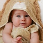 Coffret cadeau de naissance cape de bain et gant de toilette lion