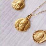Collier cha�ne m�daille vierge ave maria personnalisable (plaqu� or)