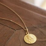 Collier cha�ne m�daille vierge ave maria en pri�re personnalisable (plaqu� or)