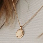 Collier m�daille ronde couronne de laurier (or jaune 18 carats)