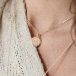 Collier m�daille ronde florale personnalisable (or jaune 18 carats)