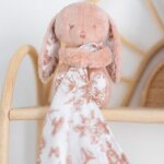 Doudou augustin le lapin rose