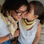 Grand foulard oscar pivoine jaune (100 x 100 cm)