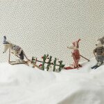 Grande soeur souris en hiver sur ses skis rose