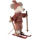 Grande soeur souris en hiver sur ses skis rose