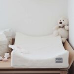 Matelas � langer inclin� sofalange avec housse blanche
