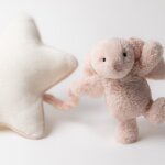 Peluche musicale bashful lapin blush (30 cm)