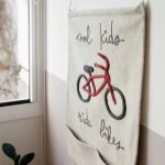Tenture murale cool kids ride bikes (45 x 70 cm)
