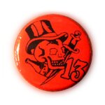 1x badge - skull 13 tattoo noir fond rouge - kustom vintage rockabilly pins button �25mm