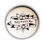 1x badge tattoo mother - noir sur fond blanc rock punk rockabilly pins button �25mm