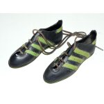 Adidas, mini paire de chaussures de foot a crampons, adidas 3 bandes