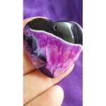 Agate pendentif en forme de coeur. violet et noir. 4. 4 cm. magnifiques couleurs avec cristal. une des ...