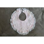 Ancien bavoir en batiste rose brod�e main