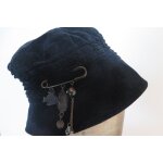 Ancien chapeau cloche noir avec fibule Ancien chapeau cloche noir avec fibule