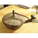 Ancien grilloir a cafe ou torr�facteur a grains de cafe en forme de po�le