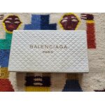 Ancien petit flacon du parfum balenciaga, avec le parfum dans sa boite d'origine. n 123. 1 / 4 02. fl. ...