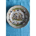 Ancienne assiette fa�ence reproduction vieux moustiers personnage