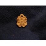Ancienne feve blanche en plastique trefle a quatre feuilles pendentif double face