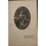 A / ancienne photographie, petite fille assise sur un muret , m, pluche