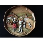 Assiette d�corative pays basque, en bois sculpt�, a d�cor polychrome de sc�nes anim�es. dat�e 1906.