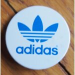 Badge adidas bleu sur fond blanc